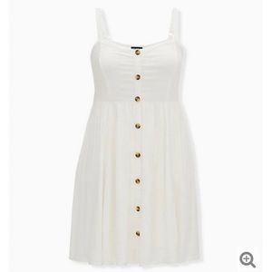 TORRID WHITE STRETCH WOVEN BUTTON HI-LO SIZE 3